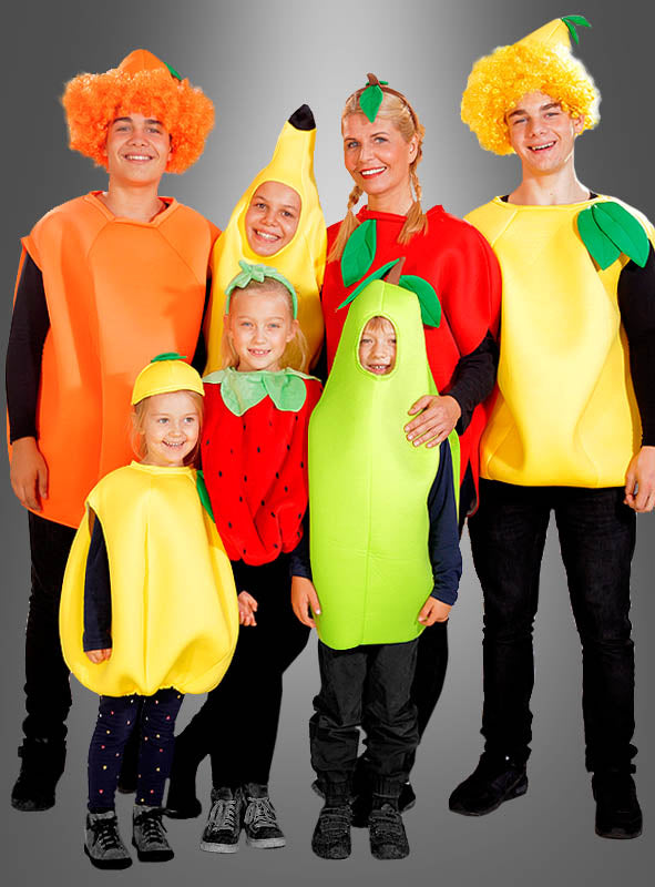 Eine Gruppe von sechs Personen posiert gemeinsam in farbenfrohen Obst- und Gemüsekostümen – darunter eine Möhre, eine Banane, eine Erdbeere, ein Apfel, eine Zitrone und eine Erbsenschote – vor einem grauen Hintergrund. Dieses verspielte Ensemble eignet sich ideal für jede Karnevalsparty für Kinder und umfasst das bezaubernde Zitronen-Obstkostüm für Kinder als Teil seiner farbenfrohen Auswahl an Obstkostümen.