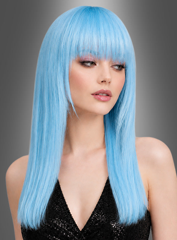 Eine Frau mit langen, glatten, pastellblauen Haaren und einem geraden Pony, die ein schwarzes, ärmelloses Pailletten-Top trägt, posiert vor einem schlichten grauen Hintergrund mit Farbverlauf. Ihr auffälliger Look wird durch die „Glamour Perücke Deluxe mit Pony“ abgerundet, die ihrem Stil einen zusätzlichen Hauch von Eleganz verleiht.