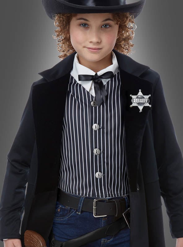Ein Kind im „Outlaw Sheriff“-Kinderkostüm – bestehend aus einem schwarzen Cowboyhut, einem gestreiften Hemd, einer schwarzen Jacke mit Sheriff-Abzeichen, einer Fliege, einem Gürtel und Jeans – blickt in die Kamera und ist bereit für jede Wild-West-Party.