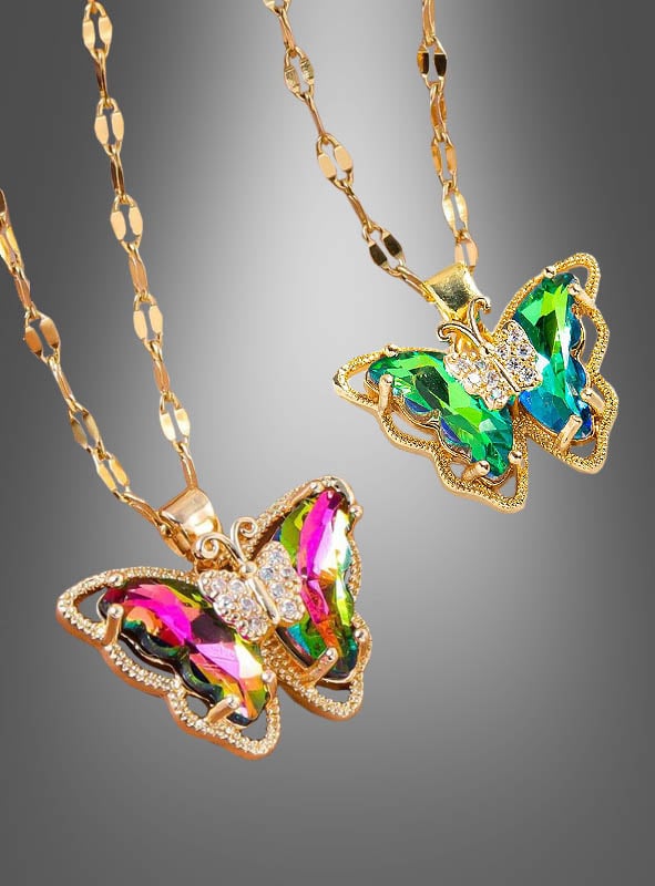 Zwei Goldketten mit Schmetterlingsanhängern, besetzt mit bunten Edelsteinen und kleinen klaren Steinen, werden vor einem grau abgestuften Hintergrund präsentiert. Diese elegante, schillernde Schmetterlingskette ist das perfekte Schmetterlingsschmuckstück, um jedes Outfit aufzuwerten oder als Kostümaccessoire einen zauberhaften Akzent zu setzen.