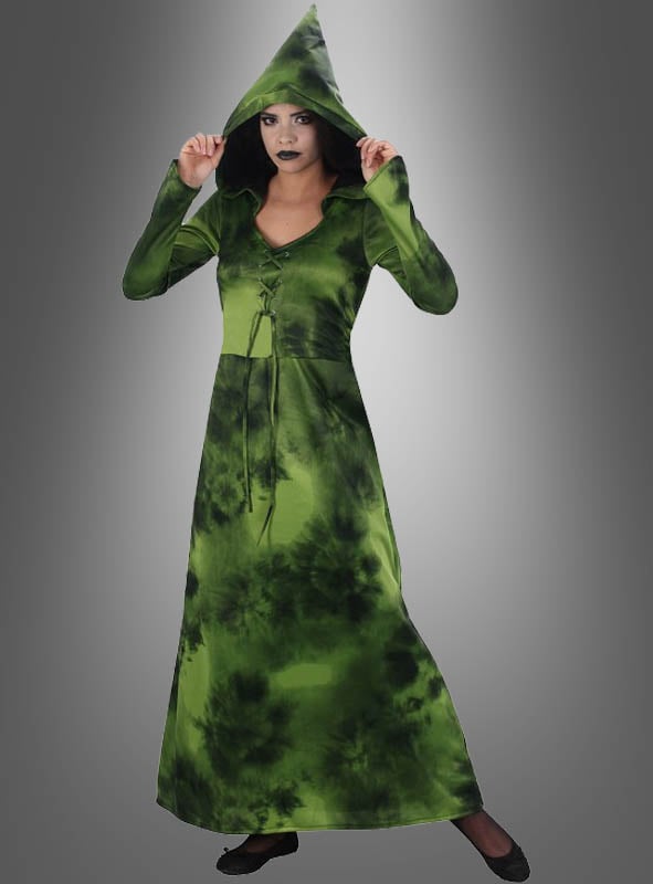 Eine Person steht vor einem grauen Hintergrund mit Farbverlauf und trägt das Kapuzenkleid „Waldfee“ oder „Mooshexe“ im grün-schwarzen Tie-Dye-Stil; sie hält die Kapuze mit beiden Händen fest und strahlt den bezaubernden Charme einer Waldfee aus.