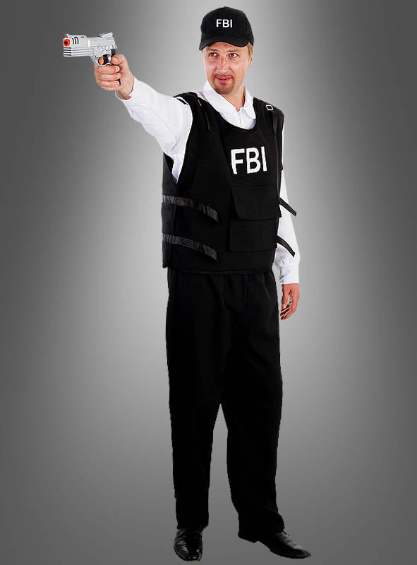 Eine Person in einer FBI-Weste und einer FBI-Mütze richtet eine Spielzeugpistole vor einem schlichten grauen Hintergrund nach vorne – der ideale Look für alle, die auf der Suche nach einem FBI-Herren-Komplettkostüm sind, perfekt für Karneval oder Mottopartys.