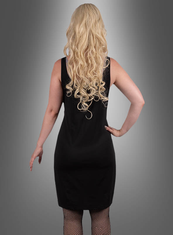 Eine Person mit langen, welligen blonden Haaren steht mit dem Rücken zur Kamera und trägt ein figurbetontes schwarzes Stretchkleid sowie Netzstrümpfe vor einem grauen Hintergrund mit Farbverlauf.