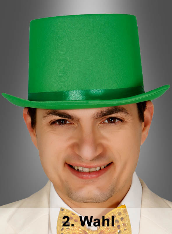Ein Mann, der einen hellgrünen „2. Wahl“-Zylinderhut, einen weißen Anzug und eine goldene Fliege trägt, lächelt vor einem grauen Hintergrund mit Farbverlauf in die Kamera. Unten steht der Text „2: Wahl“.