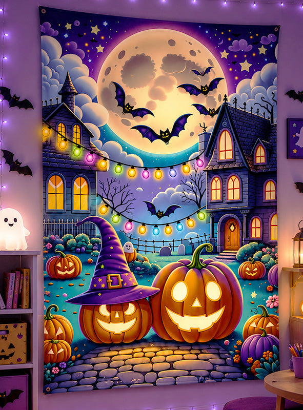 Verwandeln Sie Ihren Raum mit der kinderfreundlichen Halloween-Stadt-Fotowand (120 x 185 cm), die ein farbenfrohes Bild aus leuchtenden Kürbislaternen, fliegenden Fledermäusen, einem strahlenden Vollmond und festlich geschmückten Häusern zeigt. Veredelt mit Lichterketten und UV-aktiven Akzenten, die unter Schwarzlicht leuchten, eignet sich dieses auffällige Stück perfekt als Kinder-Wanddekoration oder als Halloween-Fotowand und verleiht jedem Raum eine zusätzliche Portion gruseligen Spaßes.