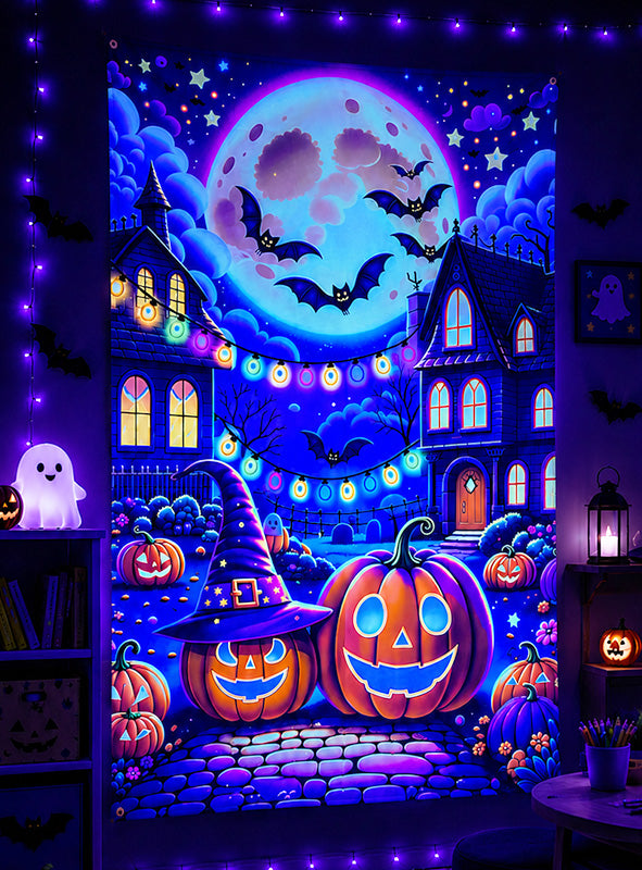 Eine lebhafte Halloween-Szene zeigt geschnitzte Kürbisse, einen Hexenhut, Fledermäuse, Lichterketten und Spukhäuser im Vollmondlicht. Lila Lichter und Geisterdekorationen erhellen den Raum und machen ihn zum idealen Ort für die „Kinderfreundliche Halloween-Stadt“-Fotowand im Format 120 x 185 cm. Die UV-aktiven Elemente unterstreichen mit ihrem Leuchteffekt die festliche Atmosphäre.
