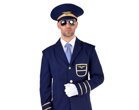 Ein Mann in einer marineblauen Pilotenuniform, der eine Sonnenbrille, einen Hut, weiße Handschuhe und eine hellblaue Krawatte trägt und vor einem weißen Hintergrund steht.
