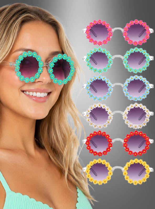 Eine Frau, die die „Hippie Blumen“-Sonnenbrille trägt – eine runde Sonnenbrille mit einem farbenfrohen Blumenrahmen –, steht neben acht leuchtenden Varianten dieser verspielten Partybrillen, die jeweils in einer anderen Farbe vor einem grauen Hintergrund präsentiert werden und den klassischen Flower-Power-Spirit versprühen.