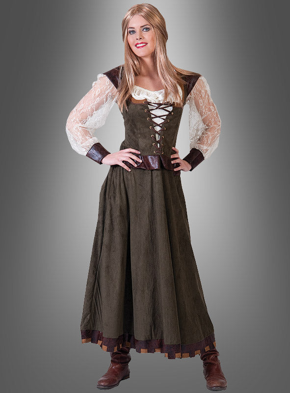 Vor einem grauen Hintergrund mit Farbverlauf steht eine Frau, die das Mittelalterkleid „Lady Marian“ trägt: ein Kostüm im mittelalterlichen Stil, bestehend aus einer weißen Spitzenbluse, einem braunen Mieder, einem langen braunen Rock und passenden braunen Stiefeln, das die Eleganz des klassischen „Lady Marian“-Looks widerspiegelt.
