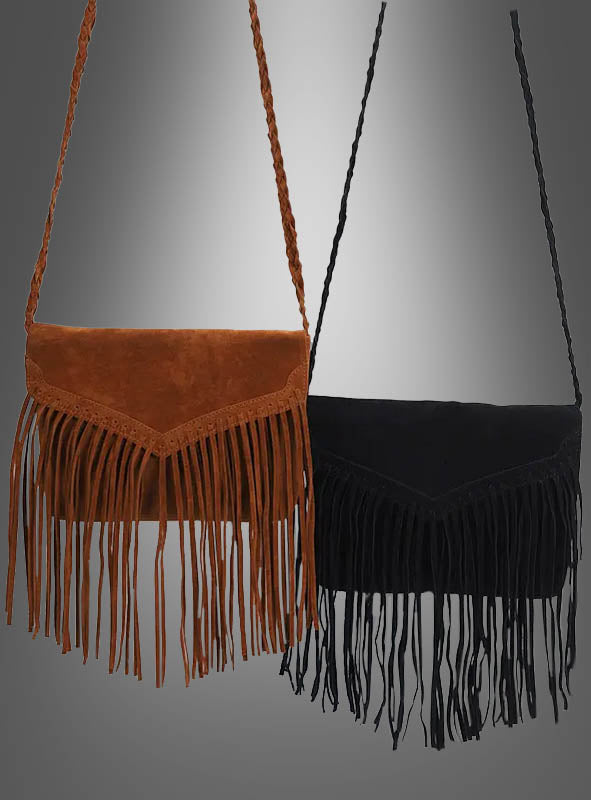 Zwei „Handtaschen mit Fransen 26 cm“ – eine in Braun und eine in Schwarz – hängen nebeneinander vor einem grauen Hintergrund mit Farbverlauf. Beide verkörpern den unkonventionellen Charme einer Boho-Umhängetasche und sind das perfekte Accessoire für ein Kostüm.