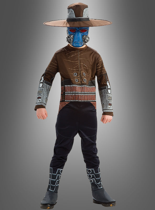 Ein Kind im Cad-Bane-Star-Wars-Kinderkostüm – bestehend aus einem braunen Science-Fiction-Outfit mit breitkrempigem Hut, blauer Maske, detailreichen Ärmeln, Gürtel und Stiefeln – steht vor einem grauen Hintergrund.