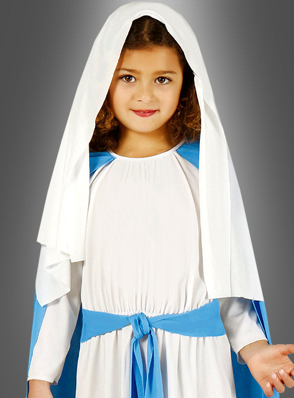 Ein kleines Kind in einem weißen Gewand mit blauer Schärpe und weißer Kopfbedeckung steht vor einem grauen Hintergrund. Dieses bezaubernde Maria-Kinderkostüm für das Krippenspiel eignet sich perfekt als Weihnachtskostüm für Mädchen oder für alle Kostümbedürfnisse rund um das Krippenspiel in der Weihnachtszeit.