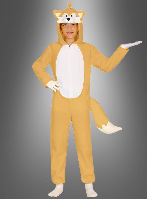Eine Person trägt einen gelb-weißen Kigurumi-Fuchs-Anzug mit einer Kapuze, die ein Fuchskopfmotiv ziert, steht vor einem grauen Hintergrund mit Farbverlauf und streckt einen Arm aus, wobei die Handfläche nach oben zeigt.