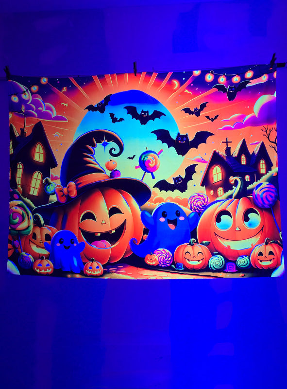 Klar! Hier ist eine überarbeitete Version mit Ihren Produktdaten: Der „Halloween-Kürbis-Hintergrund 150 x 200 cm für Kinder, waschbar“ zeigt leuchtende Kürbisse, Geister, Fledermäuse, Süßigkeiten und Spukhäuser in leuchtenden Farben, die unter Schwarzlicht strahlend leuchten – damit ist er die perfekte Halloween-Wanddekoration für Kinderzimmer oder Partys. Der schillernde UV-Effekt erweckt diesen waschbaren Halloween-Hintergrund für Kinder im Dunkeln zum Leben.