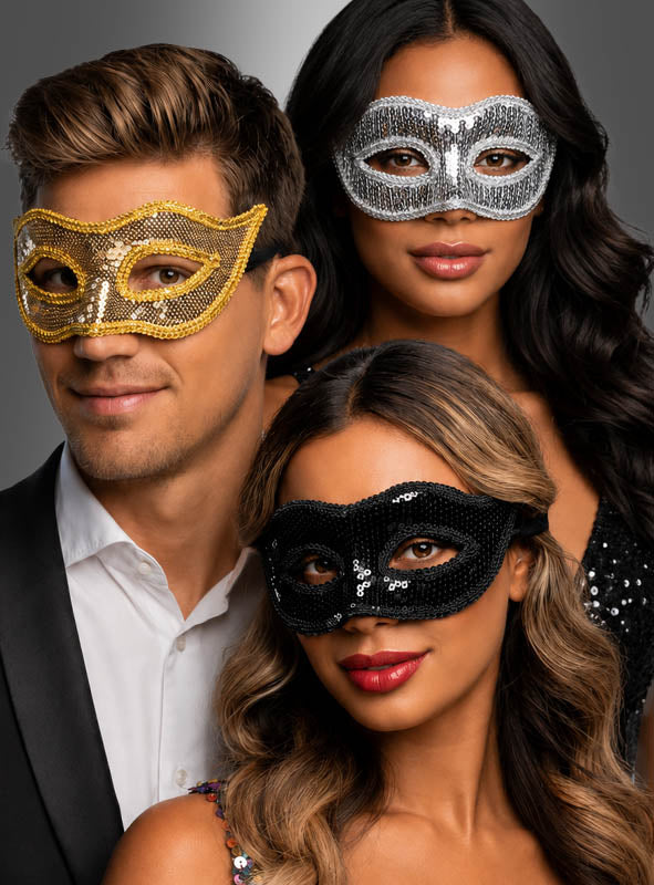 Drei Personen, die venezianische Masken mit Pailletten in Gold, Silber und Schwarz tragen, posieren dicht beieinander vor einem neutralen Hintergrund.