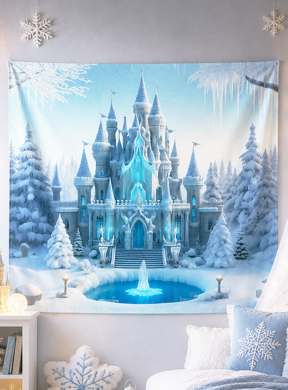 Verwandeln Sie Ihren Raum mit dem waschbaren Hintergrund „Eisschloss Märchen“ (150 x 150 cm) – einem Wandbehang mit einem bezaubernden, eisblau beleuchteten Schloss, umgeben von schneebedeckten Bäumen und einem zugefrorenen Teich. Dieser waschbare Hintergrund eignet sich ideal als „Eisschloss“-Dekoration oder als Fotodruck zum Thema „Schloss der Eiskönigin“ und lässt sich perfekt über einem Bett mit Wintermotiv aufhängen, um in jedem Raum eine magische Atmosphäre zu schaffen.