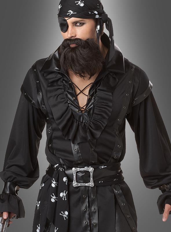 Diese Person ist als Pirat verkleidet und trägt die Piratenkleidung für Herren, bestehend aus einem schwarzen Rüschenhemd mit Rüschen, ein schwarzes, mit Totenköpfen verziertes Bandana, eine Augenklappe, einen Kunstbart und einen breiten Gürtel mit Totenkopfmuster – ideal für alle, die auf der Suche nach authentischer Piratenkleidung für Herren sind oder sich in das kühne Captain-Black-Soul-Kostüm verwandeln möchten.
