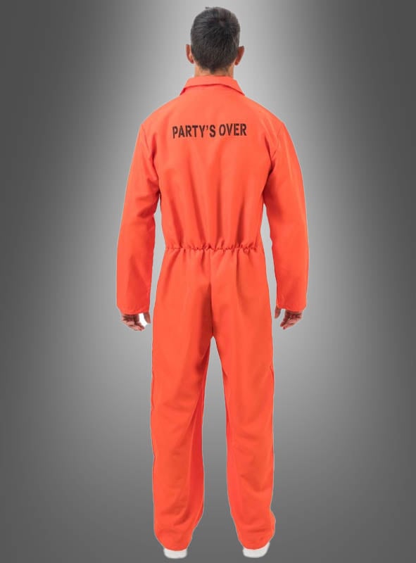 Eine Person steht mit dem Rücken zur Kamera und trägt ein orangefarbenes „Gefangener-Overall-Kostüm“ mit der Aufschrift „PARTYS OVER“ auf dem Rücken, vor einem grauen Hintergrund mit Farbverlauf.