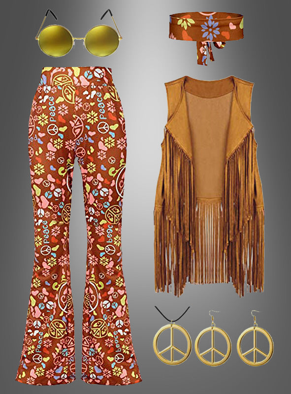 Ein Retro-Outfit im Stil der 1970er Jahre: das „Hippie-Komplettkostüm Earth Love“ mit einer geblümten Schlaghose, einer Weste mit Fransen, einem Stirnband, einer runden gelben Sonnenbrille sowie Ohrringen und einer Halskette mit Peace-Zeichen vor grauem Hintergrund – dieses Outfit verkörpert perfekt den Flower-Power-Spirit.