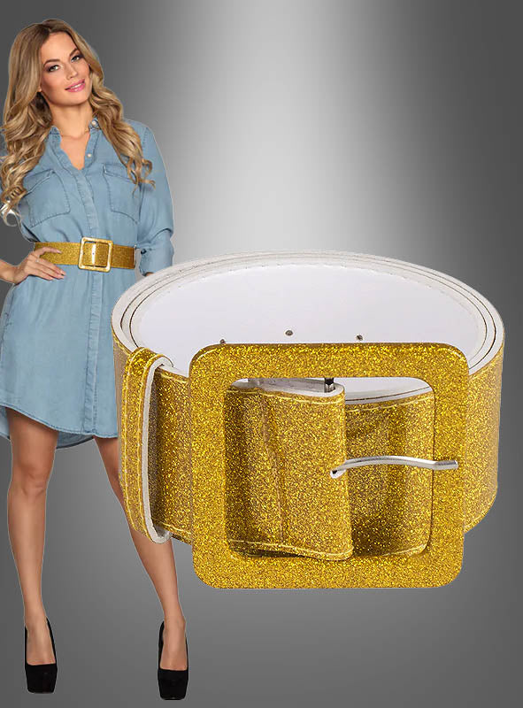Eine Frau in einem blauen Hemdkleid, dazu ein breiter Glitzer-Disco-Gürtel; im Vordergrund eine Nahaufnahme desselben goldenen Glitzergürtels mit einer großen quadratischen Schnalle – ideal, um Ihr 70er-Jahre-Kostüm abzurunden.
