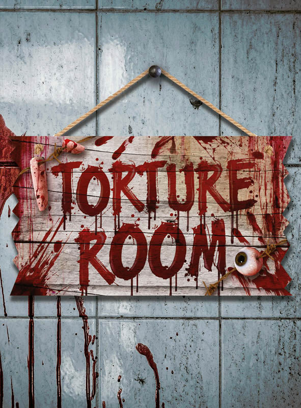 An einer gefliesten Wand hängt ein blutbespritztes „Halloween Schild Deluxe“ aus Holz (33 x 19 cm), dessen rustikale Holzoptik die gruselige Szenerie unterstreicht; auf dem Schild sind ein künstliches Auge und ein abgetrennter Finger als gruselige Halloween-Dekoration angeordnet.