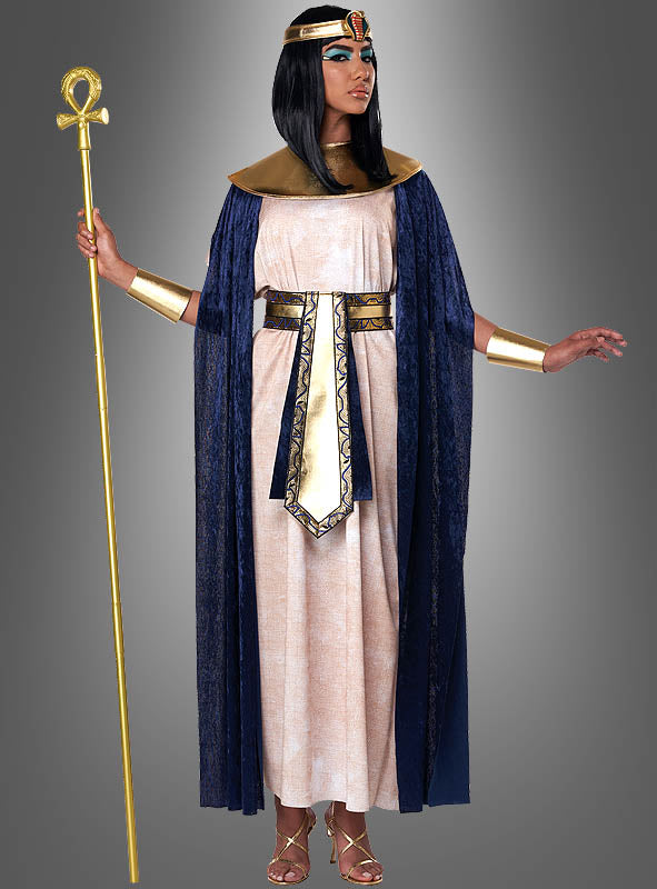 Eine Person im Ägypter-Kostüm für Damen und Herren, bestehend aus Kopfschmuck, Kragen, Schärpe, Armbänder und Sandalen, die einen goldenen Stab mit Ankh-Symbol in der Hand hält – perfekt als Pharao-Kostüm oder Ägypter-Kostüm und ideal als Partnerkostüm für den Karneval – hebt sich eindrucksvoll vom schlichten grauen Hintergrund ab.