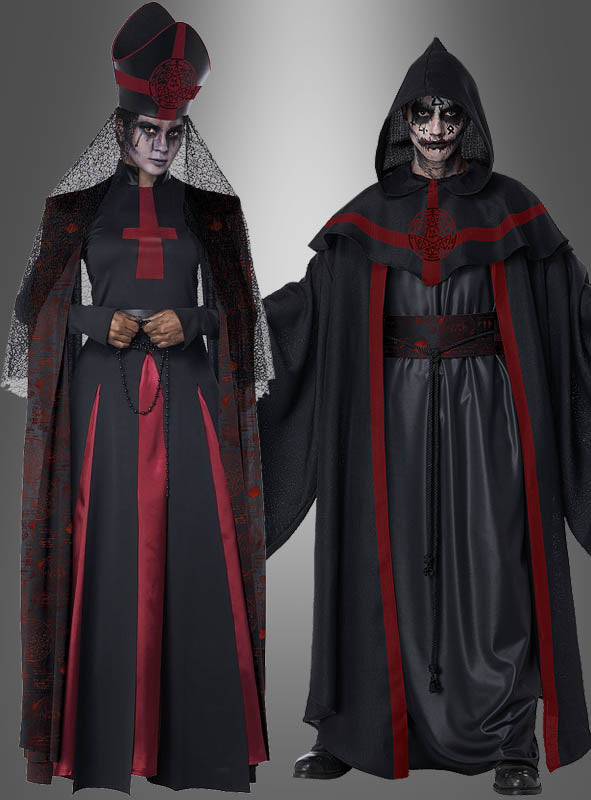 Zwei Personen in dunklen, gotischen Kostümen mit roten Akzenten – die eine in einem auffälligen „Dunkle Priesterin“-Halloween-Kostüm, die andere als Kultist mit Kapuze – tragen beide ein dramatisches Make-up und zeigen ernste Mienen, wodurch eine Atmosphäre entsteht, die an ein „Schwarze Messe“-Kostüm erinnert.