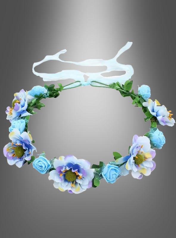 Der „Hippie- oder Elfen-Blumen-Haarkranz“ besteht aus blauen und weißen Kunstblumen, grünen Blättern und einem weißen Band, die wunderschön auf einem grau abgestuften Hintergrund angeordnet sind – damit ist er ideal für dein nächstes Hippie-Kostüm oder dein Elfen-Cosplay-Outfit.