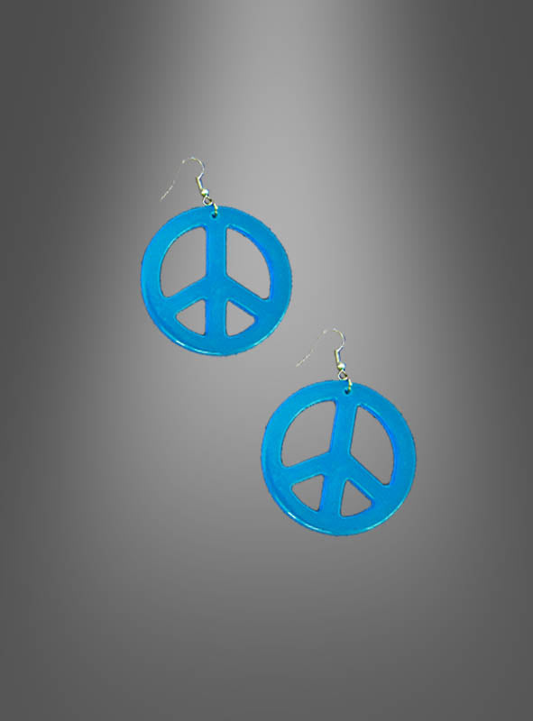 Ein Paar „Hippie-Ohrringe Peace“ in Blau mit Haken, ideal als i-Tüpfelchen für dein Hippie-Kostüm, abgebildet vor einem grauen Hintergrund mit Farbverlauf.