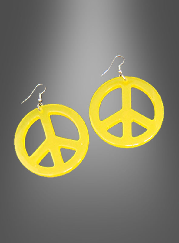 Ein Paar „Hippie-Ohrringe Peace“ in Gelb mit Metallhaken, perfekt zur Vervollständigung Ihres Hippie-Kostüms, präsentiert vor einem grauen Hintergrund mit Farbverlauf.