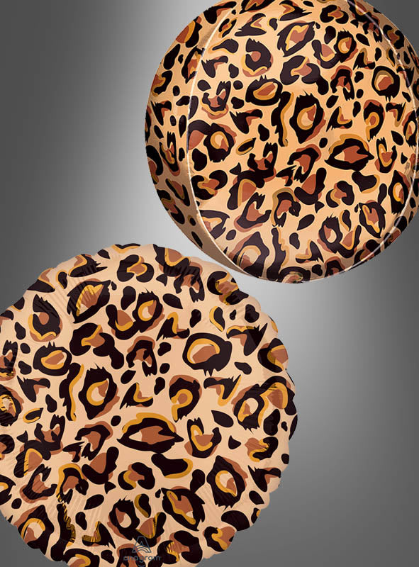 Zwei runde „Leopard Folienballon Orbz“ – ob als Kugel oder Scheibe – mit auffälligem Leopardenmuster heben sich wunderschön von einem grauen Farbverlaufshintergrund ab.