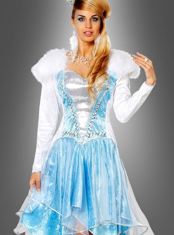 Eine Frau trägt das Eisprinzessinnen-Kostüm für Damen – ein blau-weißes Prinzessinnenkleid mit flauschigem weißem Kragen, silbernen Details und einem mehrlagigen Rock – vor einem grauen Hintergrund. Perfekt als elegantes Damenkostüm oder als Eisprinzessinnen-Kostüm für deine nächste Mottoparty.