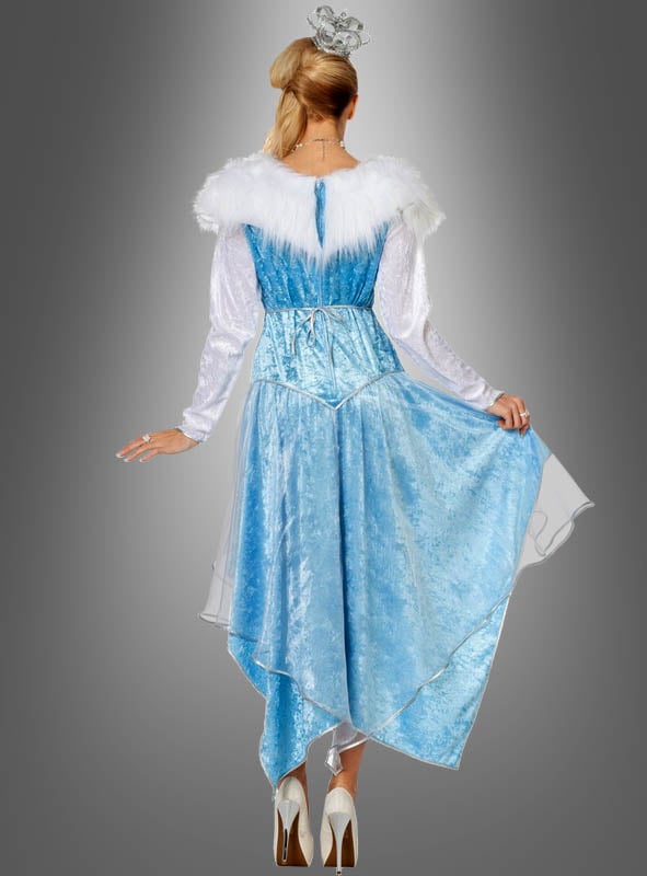 Eine Person, die das „Eisprinzessin“-Kostüm für Damen trägt – ein blau-weißes Kleid mit Kunstfellkragen –, steht vor einem grau verlaufenden Hintergrund und ist von hinten zu sehen.