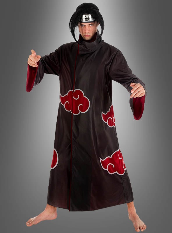 Die Person trägt das Itachi-Kostüm aus Naruto – bestehend aus einem schwarzen Umhang mit roten Wolken, einem Stirnband und einer Perücke – und posiert mit erhobenen Armen vor einem grauen Hintergrund. Ideal für ein Uchiha-Cosplay aus Naruto Shippuden.