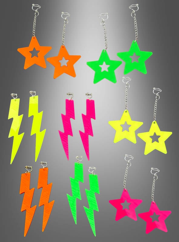 Zwölf Paare der 80er-Clip-Ohrringe „Neon Blitz“ oder „Sterne“ sind vor einem grauen Farbverlaufshintergrund zu sehen. Diese farbenfrohen Acryl-Ohrringe zeichnen sich durch auffällige, von den 80er Jahren inspirierte Motive – Sterne und Blitze – in leuchtenden Orange-, Grün-, Gelb- und Rosatönen aus und sind somit ideal für Fans von 80er-Jahre-Schmuck.