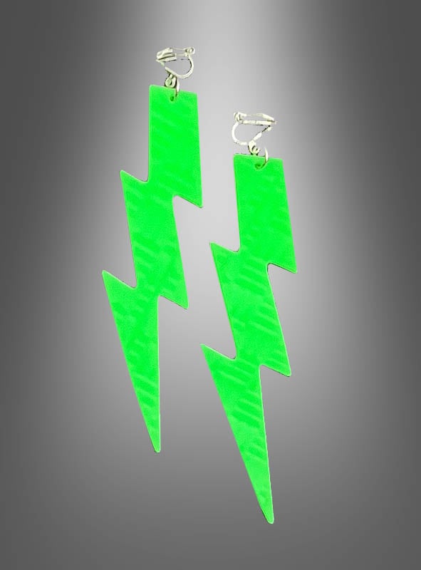 Ein Paar „80er Clip“-Ohrringe „Neon Blitz“, blitzförmige Ohrringe in leuchtendem Grün mit Clip-Verschluss, inspiriert von klassischem 80er-Jahre-Schmuck und vor einem grauen Hintergrund mit Farbverlauf präsentiert.
