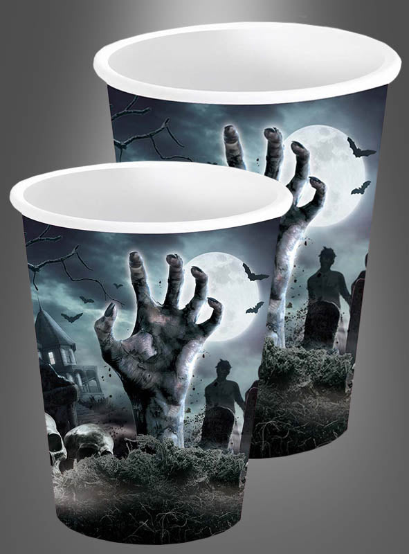 Sechs Pappbecher aus dem Set „6er Friedhof Zombie Hand Pappbecher“ mit einem Halloween-Motiv, das eine aus dem Boden ragende Zombiehand, Totenköpfe, einen Vollmond, Fledermäuse sowie Silhouetten von Grabsteinen und Bäumen zeigt. Diese Becher eignen sich perfekt als Halloween-Becher für Ihre gruseligen Feiern oder als praktische Einweg-Trinkbecher für jeden festlichen Anlass.