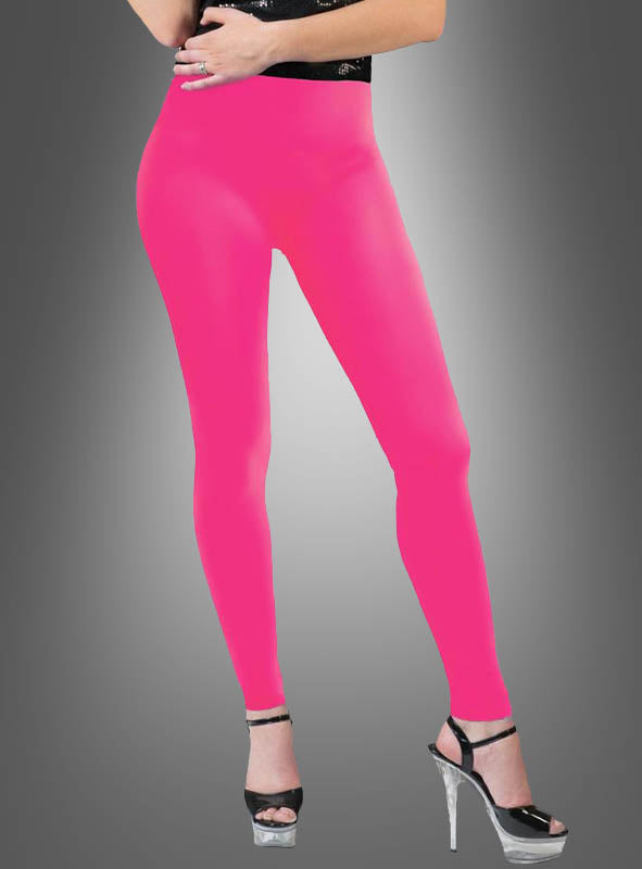 Eine Person steht vor einem grauen Hintergrund mit Farbverlauf und präsentiert in den „Blickdichte Leggings Neon im 80er-Jahre-Look“ sowie schwarzen Sandalen mit hohen Absätzen einen ikonischen 80er-Jahre-Look.