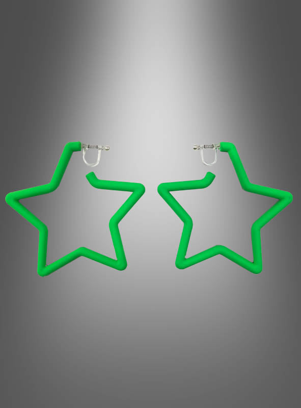 Ein Paar „Stern Clip“-Ohrringe in Neongrün – sternförmige Creolen mit Clipverschluss, inspiriert vom Retro-Ohrring-Design – vor einem grauen Hintergrund mit Farbverlauf.