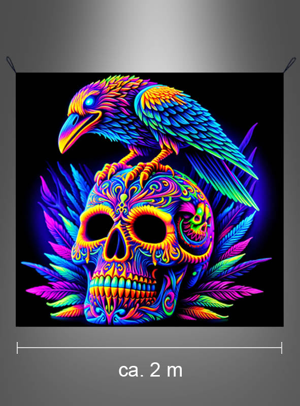 Ein farbenfroher Rabe sitzt auf einem lebhaft verzierten Totenkopf mit Neonfedern; dieses auffällige, waschbare UV-Hintergrundbild „Totenkopf mit Rabe“ (185 x 200 cm) besticht durch ein markantes Neon-Design und ist etwa 2 Meter breit.