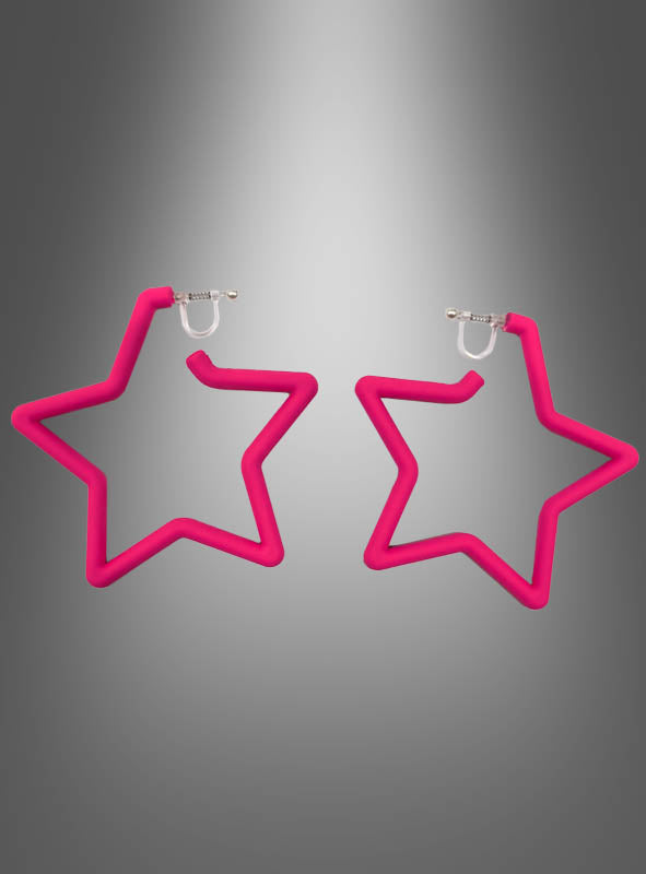 Stern Clip Ohrringe Neon: Ein Paar auffällige, pinkfarbene, sternförmige Creolen mit bequemen Clipverschlüssen, präsentiert vor einem grauen Hintergrund mit Farbverlauf – diese auffälligen Retro-Ohrringe verleihen jedem Outfit einen verspielten Akzent.