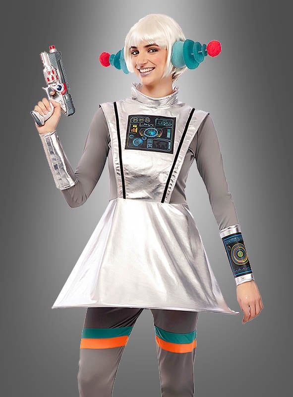 Eine Person, die das „Cyber Space Astronautin“-Kostüm trägt – ein silbernes, futuristisches Design mit einer Strahlenpistole als Accessoire, türkisfarbenen und roten Ohrbedeckungen sowie einem aufgedruckten Bedienfeldmotiv –, steht vor einem grauen Hintergrund mit Farbverlauf.