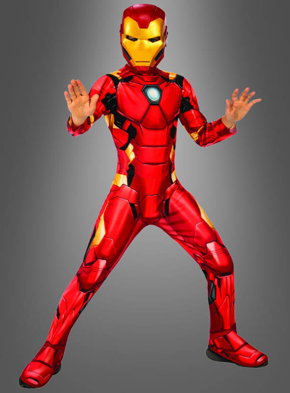 Eine Person in einem Iron Man-Kinderkostüm von Marvel steht mit erhobenen Armen und gespreizten Beinen vor einem schlichten grauen Hintergrund, verkörpert damit perfekt den ikonischen Marvel-Superhelden-Look und erweckt dieses Avengers-Kostüm zum Leben.