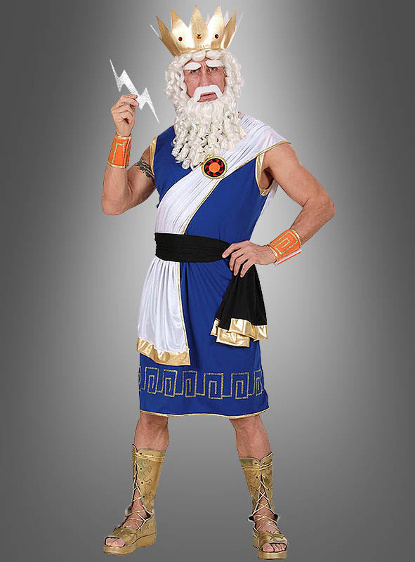 Ein Mann, gekleidet im Zeus-Kostüm für Herren – bestehend aus einer blau-weißen Toga, einer goldenen Krone, einem Blitz als Requisite und goldenen Sandalen –, verkörpert das Erscheinungsbild eines griechischen Gottes, während er vor einem grauen Hintergrund posiert.
