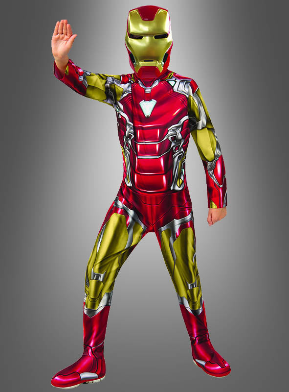 Ein Kind, das das Iron-Man-Kinderkostüm aus „Avengers: Endgame“ in auffälligem Rot und Gold trägt, steht mit erhobenem Arm und nach außen gerichteter Handfläche vor einem schlichten grauen Hintergrund. Dieses detailreiche Marvel-Lizenzkostüm lässt den heldenhaften „Avengers: Endgame“-Look für junge Fans lebendig werden.