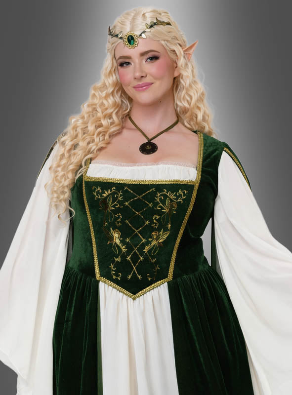 Eine Person trägt ein „Elfenkönigin XXL“-Damenkostüm, bestehend aus einem grün-weißen Kleid, spitzen Ohren, langen blonden Haaren und einem mit Edelsteinen besetzten Kopfschmuck, und steht vor einem grauen Hintergrund.