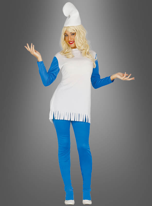 Eine Person in einem blau-weißen, an Zeichentrickfiguren angelehnten Zwergenkostüm für Damen, bestehend aus einem weißen Hut, einer langen blonden Perücke, blauen Leggings und weißen Schuhen, steht vor einem grauen Hintergrund.