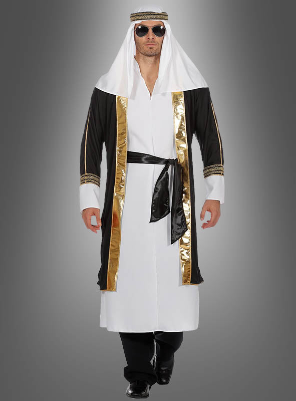 Eine Person trägt das Outfit „Scheich mit orientalischer Kopfbedeckung“, bestehend aus einem weißen Gewand mit goldenen und schwarzen Verzierungen, einer orientalischen Kopfbedeckung, einer dunklen Sonnenbrille und schwarzen Schuhen, und steht vor einem grauen Hintergrund.
