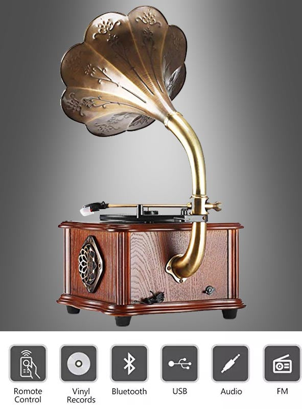 Ein Grammophon im Vintage-Stil (57 cm) mit Bluetooth, USB, Radio und Plattenspieler, ausgestattet mit einem Messingtrichter und einem Holzsockel. Dieses Modell verfügt über moderne Bedienelemente für USB, Schallplatten, Audio, UKW-Radio sowie Fernbedienungsfunktionen.
