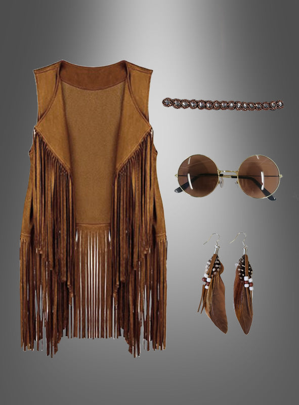 Hippie-Fransenweste mit Accessoires für Damen – bestehend aus einer braunen Fransenweste, einer runden Sonnenbrille, einem Perlen-Stirnband und Feder-Ohrringen – präsentiert sich vor einem neutralen Farbverlaufshintergrund und eignet sich ideal als Hippie-Set für Damen oder für ein authentisches 70er-Jahre-Outfit.
